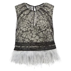 Top en dentelle superposée gris avec bordures en plumes Taille M