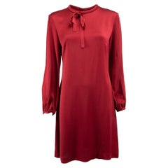 Rotes langärmeliges Kleid mit Krawattenausschnitt Größe M