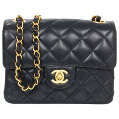 Chanel - Sac à main en cuir d'agneau marine matelassé à mini rabat carré