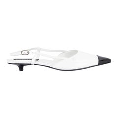 CHANEL Weißes & schwarzes Leder 2022 22K Slingbacks flache Schuhe 38,5