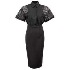 Schwarzes Kleid mit Spitzen-Akzentkragen Größe S