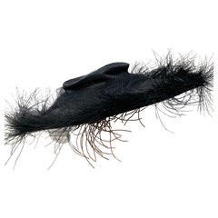 1940s I Magnin Goth Straw Cartwheel Hat w Low Crown & Wispy Feather Trim (Chapeau de paille gothique avec couronne basse et garniture de plumes)