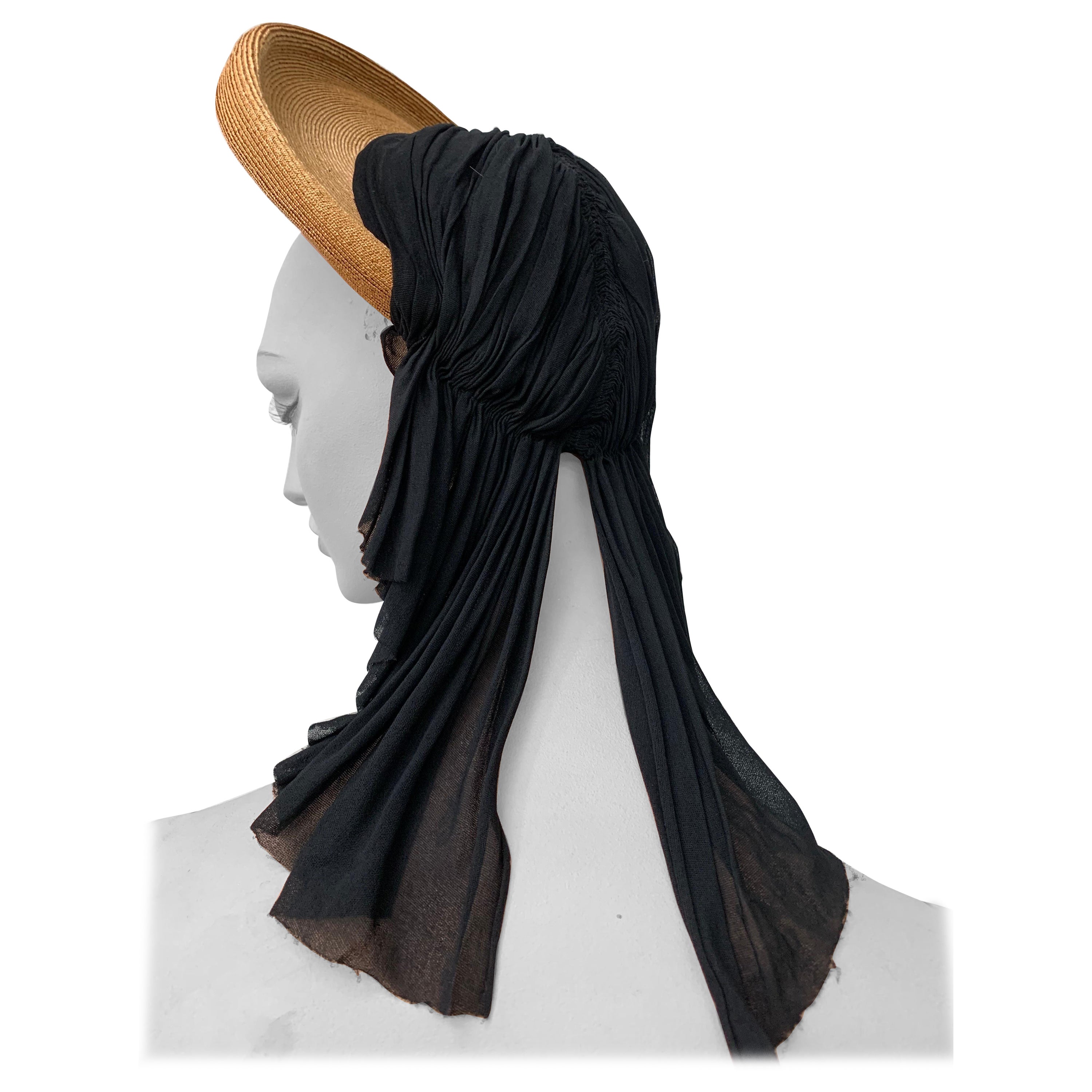 Cappello a raggiera a tesa arrotolata in paglia Veola Modes anni '40 con maglia nera opaca a cascata