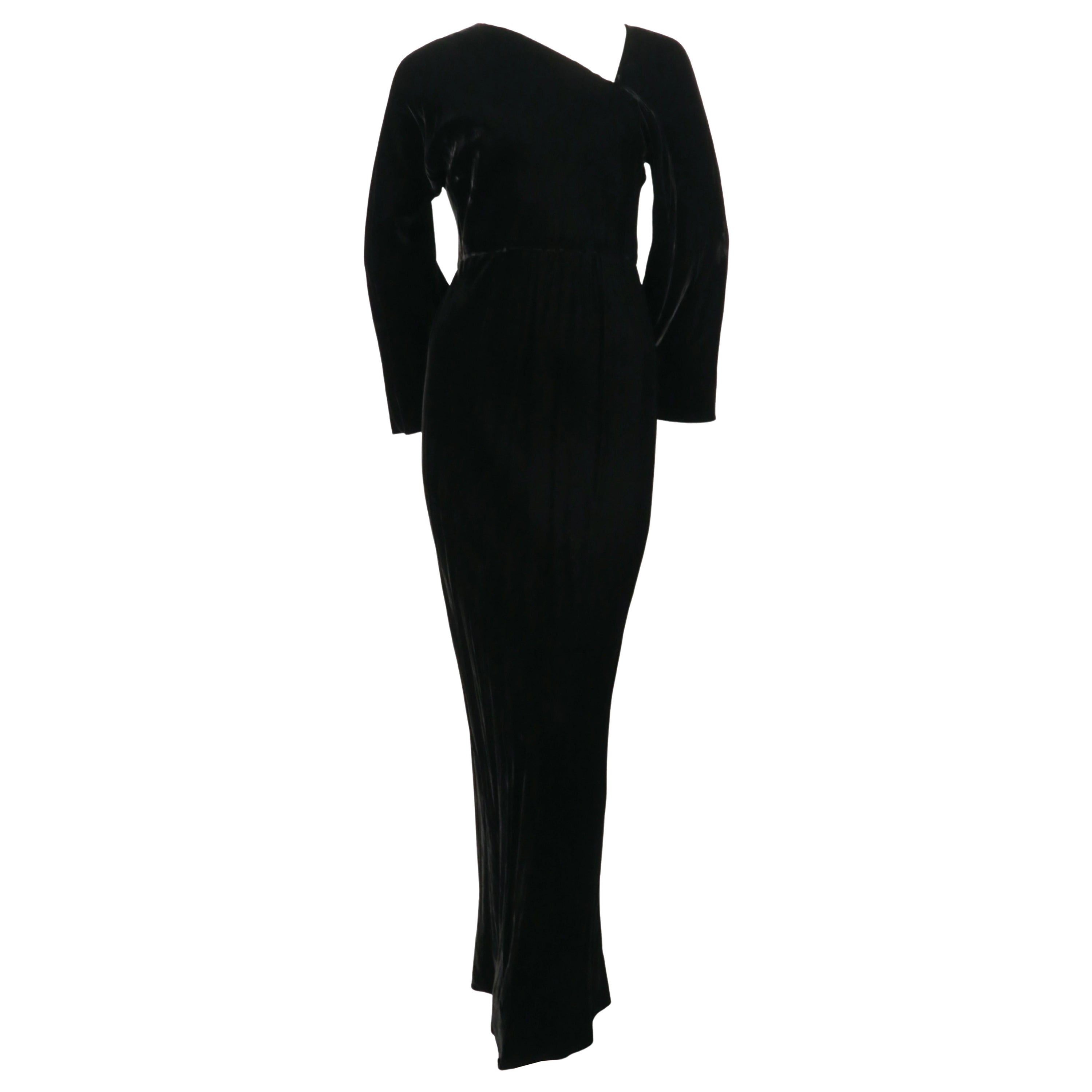 1970's HALSTON schwarzer Samt schräg geschnittenes Kleid im Angebot