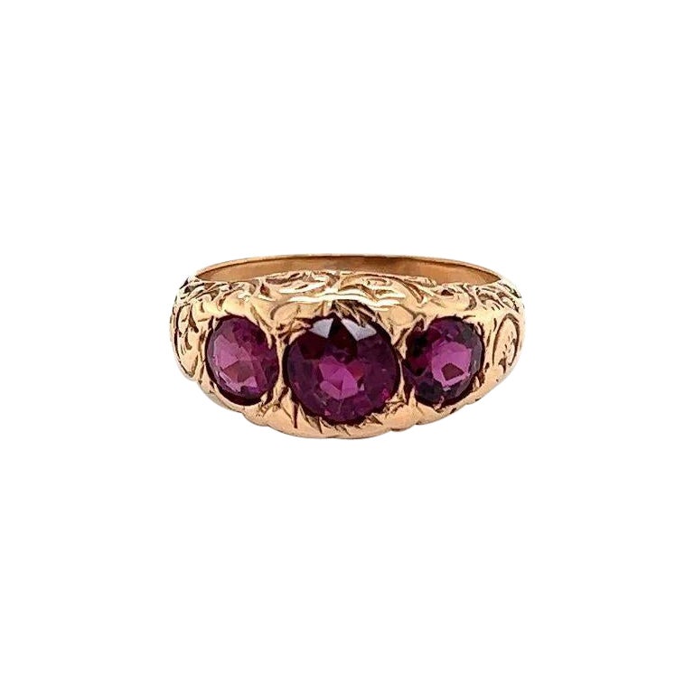 Vintage 3 Stone Grape Garnet Antique Engraved Gold Ring (bague en or gravée) en vente