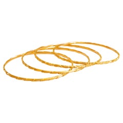 20 Karat Yellow Gold Set of Four Bangle Bracelets with Engraved Floral Pattern