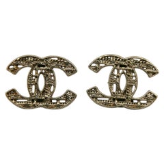 CHANEL Blassgoldfarbene CC-Logo-Ohrstecker