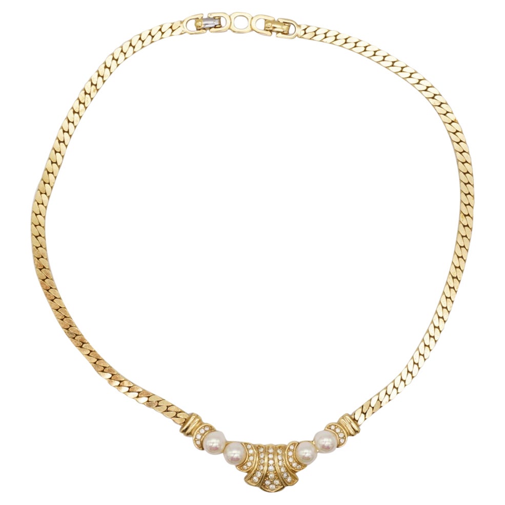 Christian Dior, collier pendentif vintage en perles blanches et cristaux en forme d'éventail de lune, années 1980 en vente