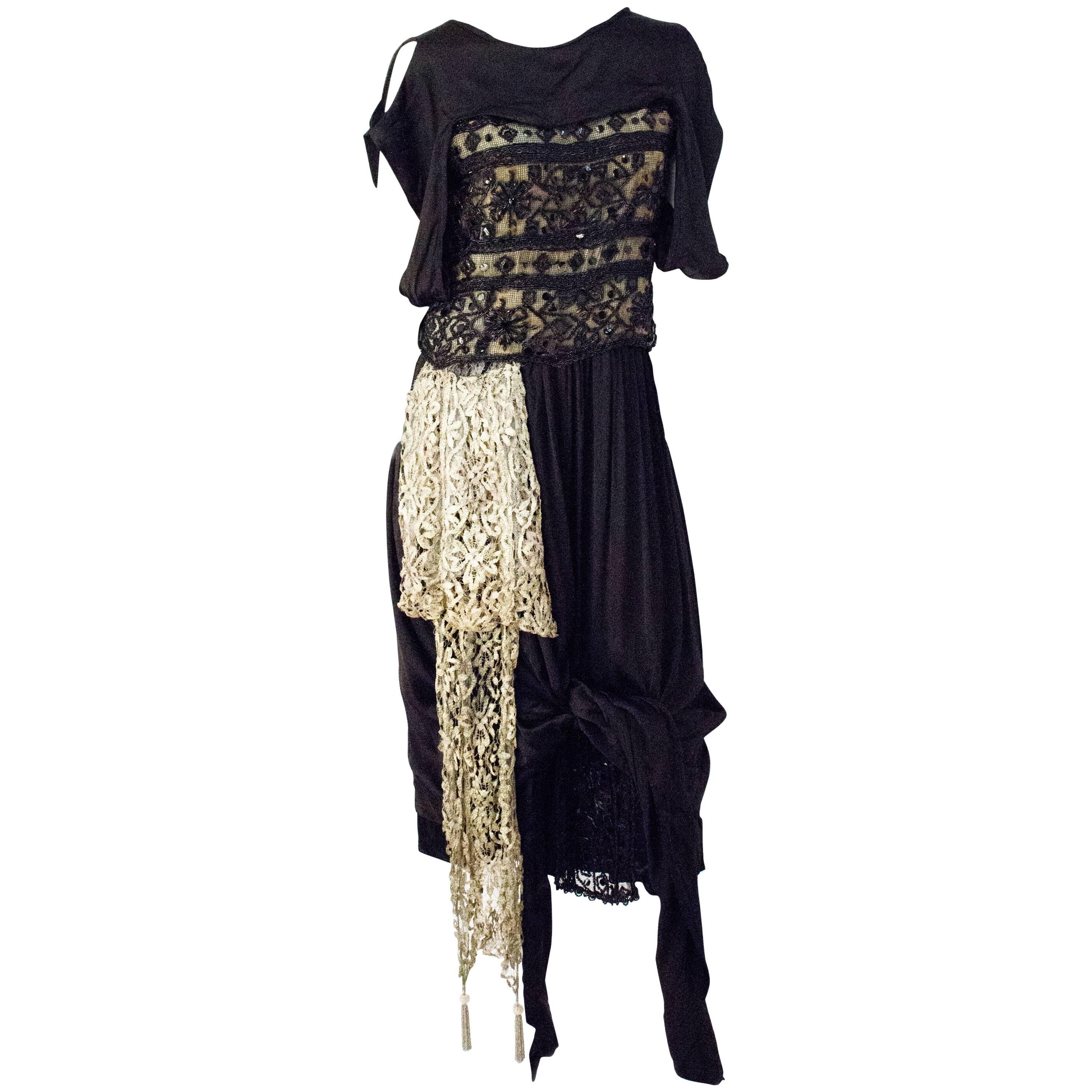 Edwardianisches Abendkleid aus schwarzer Seide mit silberner Lamé-Spitze und Perlenstickerei im Angebot
