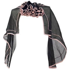 Capelet en voile de soie noir avec bordure rose, années 30 