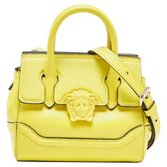 Versace - Mini sac fourre-tout en cuir jaune « Medusa Empire » pour femmes