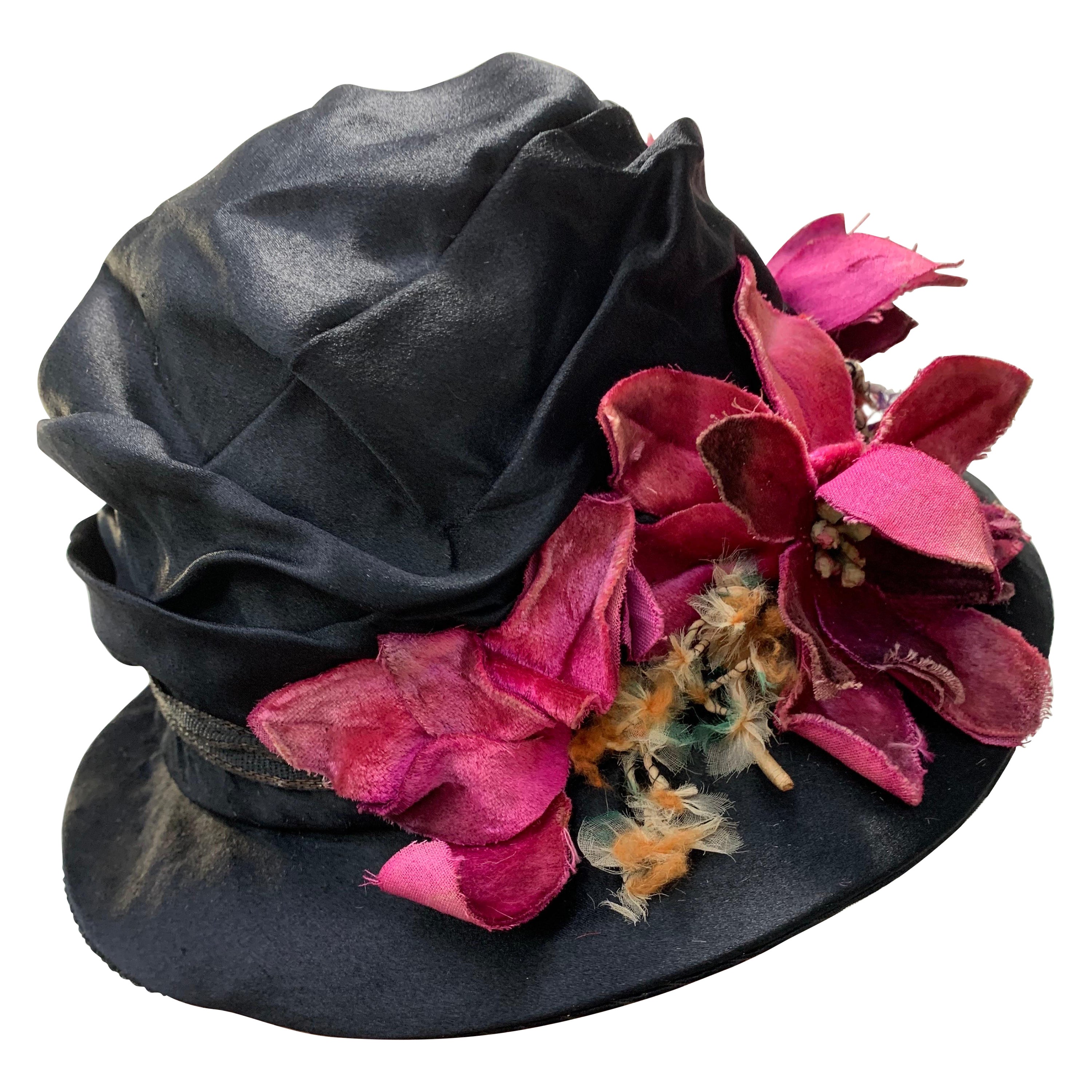 1920 Schwarze geraffte Cloche aus Seiden-Satin mit Kronenbesatz und Magenta-Samt-Blumenblumen im Angebot