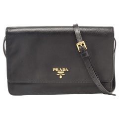 Prada - Pochette à rabat avec logo en cuir Saffiano Lux - noir