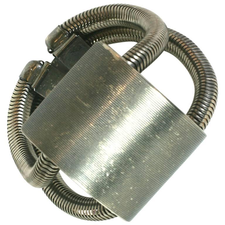 Bracelet à boucle moderniste en métal argenté en vente