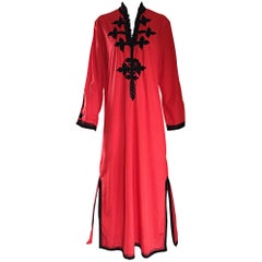 Vintage Neiman Marcus 1970er Jahre Rot und Schwarz Asiatisch inspiriertes 70er Jahre Kaftan Maxikleid