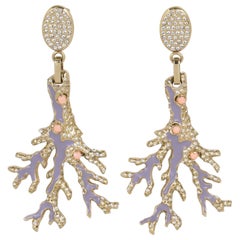 Valentino - Boucles d'oreilles à clip en métal doré pâle avec émail violet et cabochons de corail