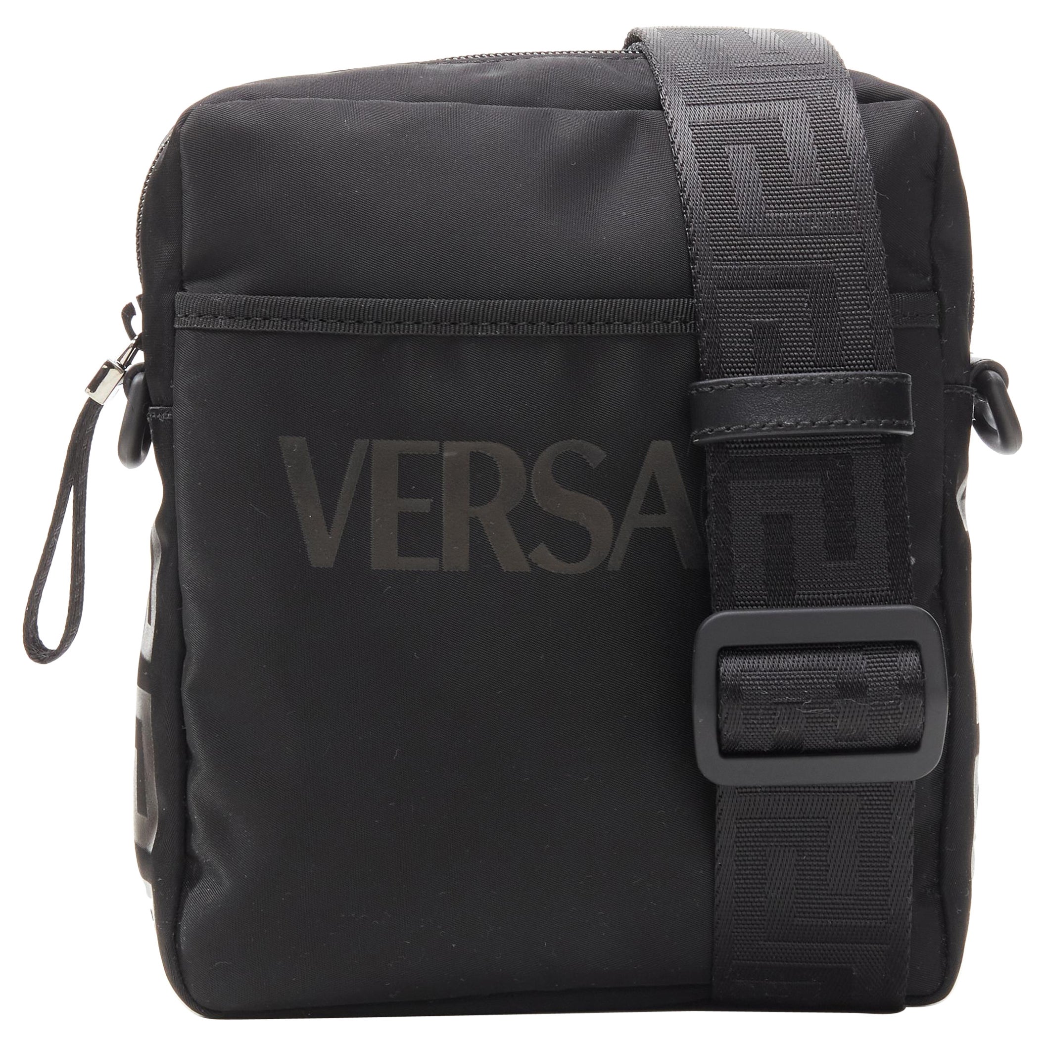 VERSACE La Greca Vintage 90er Jahre Crossbody-Tasche aus schwarzem Nylon mit Logodruck im Angebot