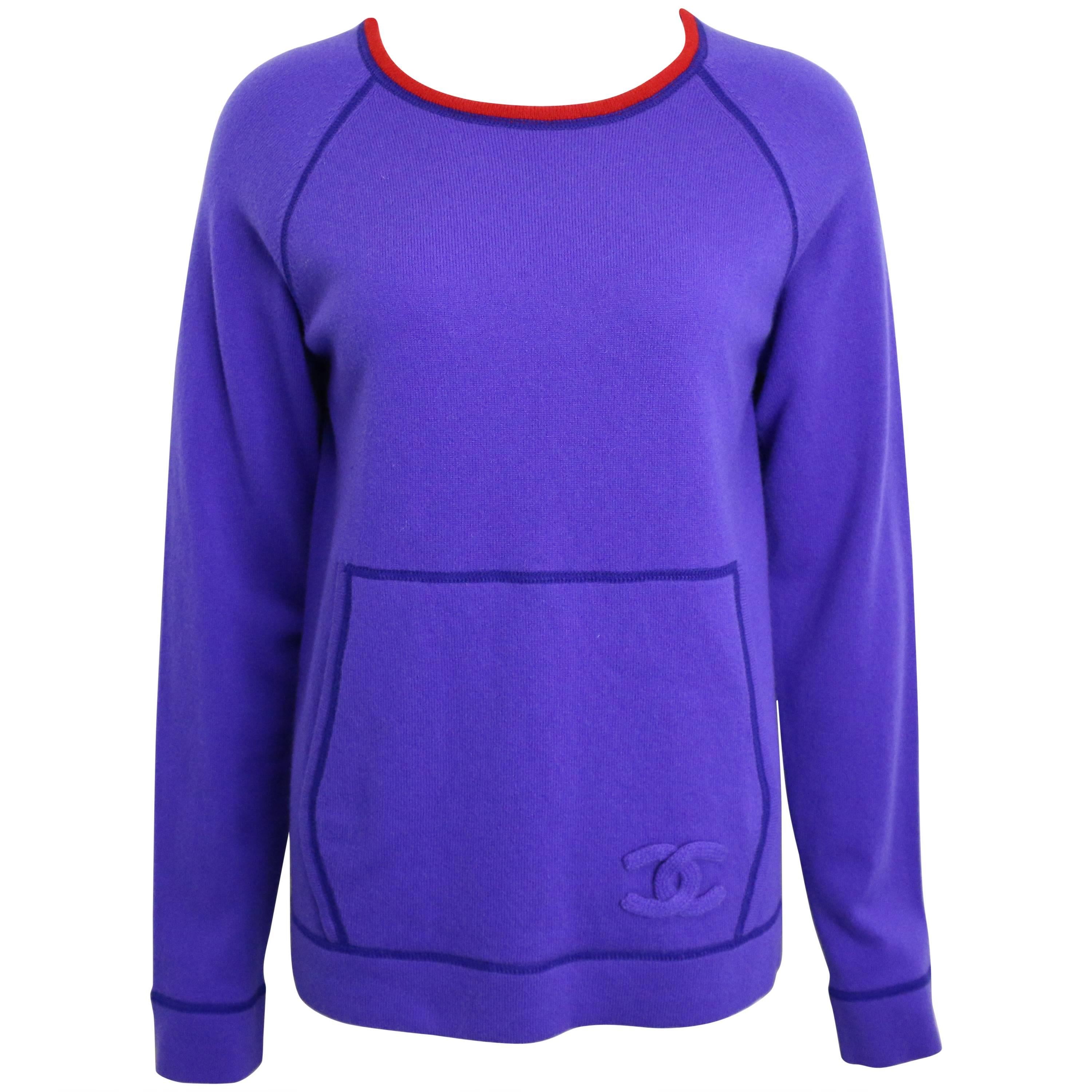 Pull en cachemire à col rouge et bordure violette Chanel, 2008  en vente