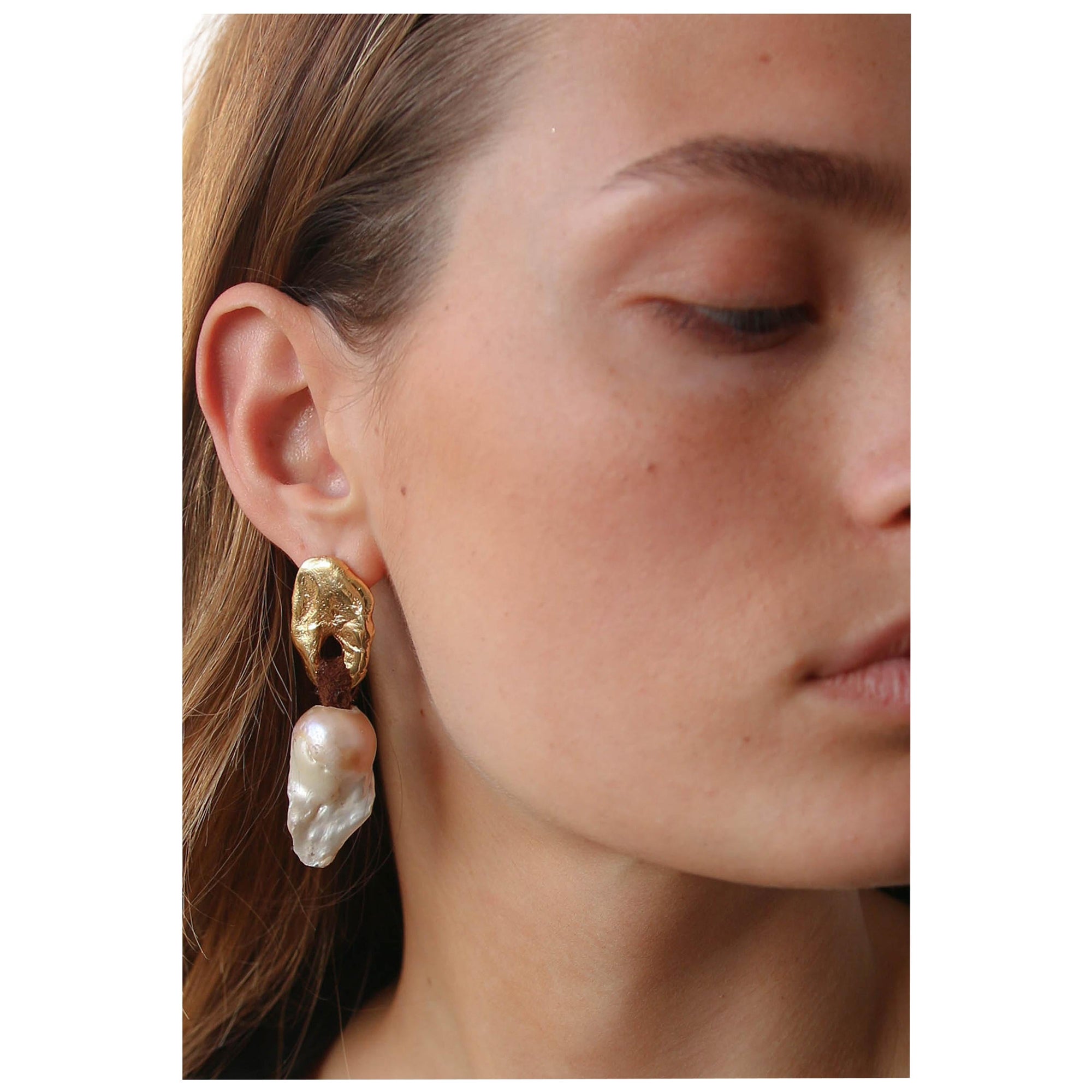 Baroque pearl earring with leather For Sale