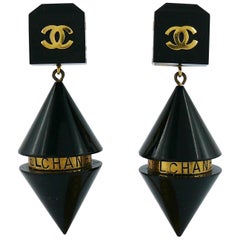 Chanel Vintage Rare Zylindrische Schwarz Lucite und Logo Dangling Ohrringe