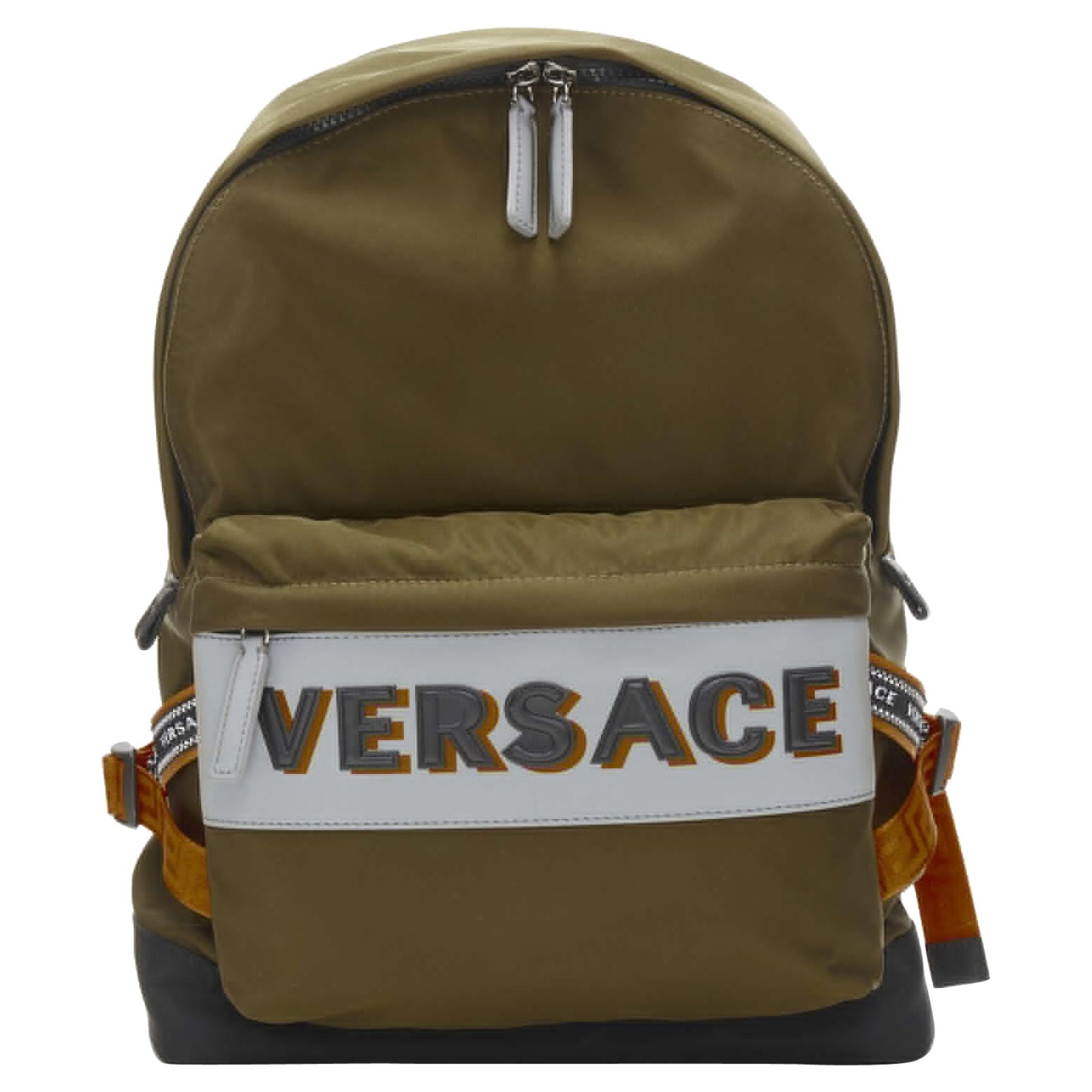 VERSACE Rucksack mit reflektierendem Logo aus grünem Nylon und orangefarbenem Greca-Riemen im Angebot