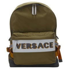 VERSACE Rucksack mit reflektierendem Logo aus grünem Nylon und orangefarbenem Greca-Riemen