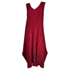 Robe longue Pleats Please Issey Miyake bordeaux à col en V sans manches