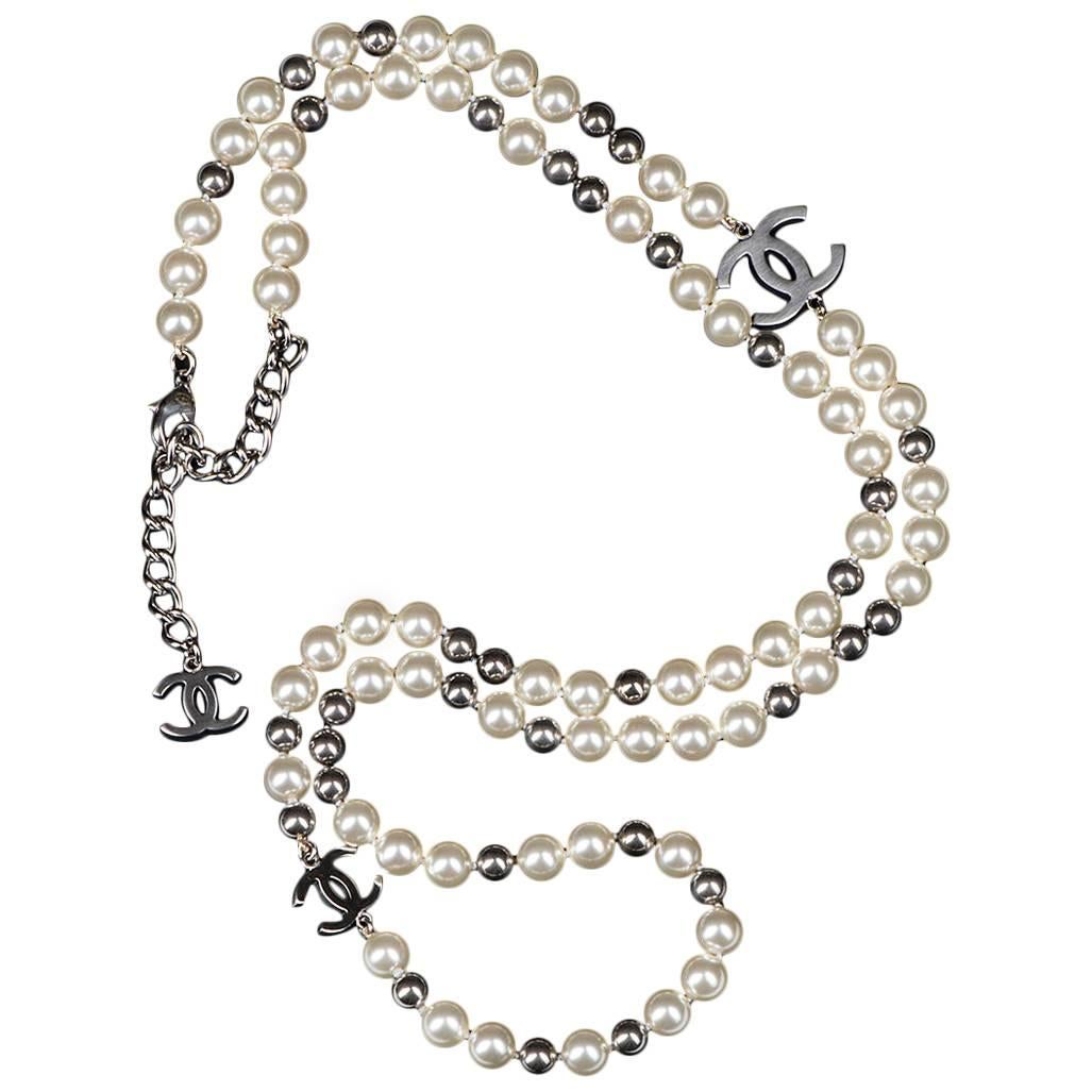 WOW Chanel Silver & Faux Pearl Necklace with 'CC' Logo Embellishment