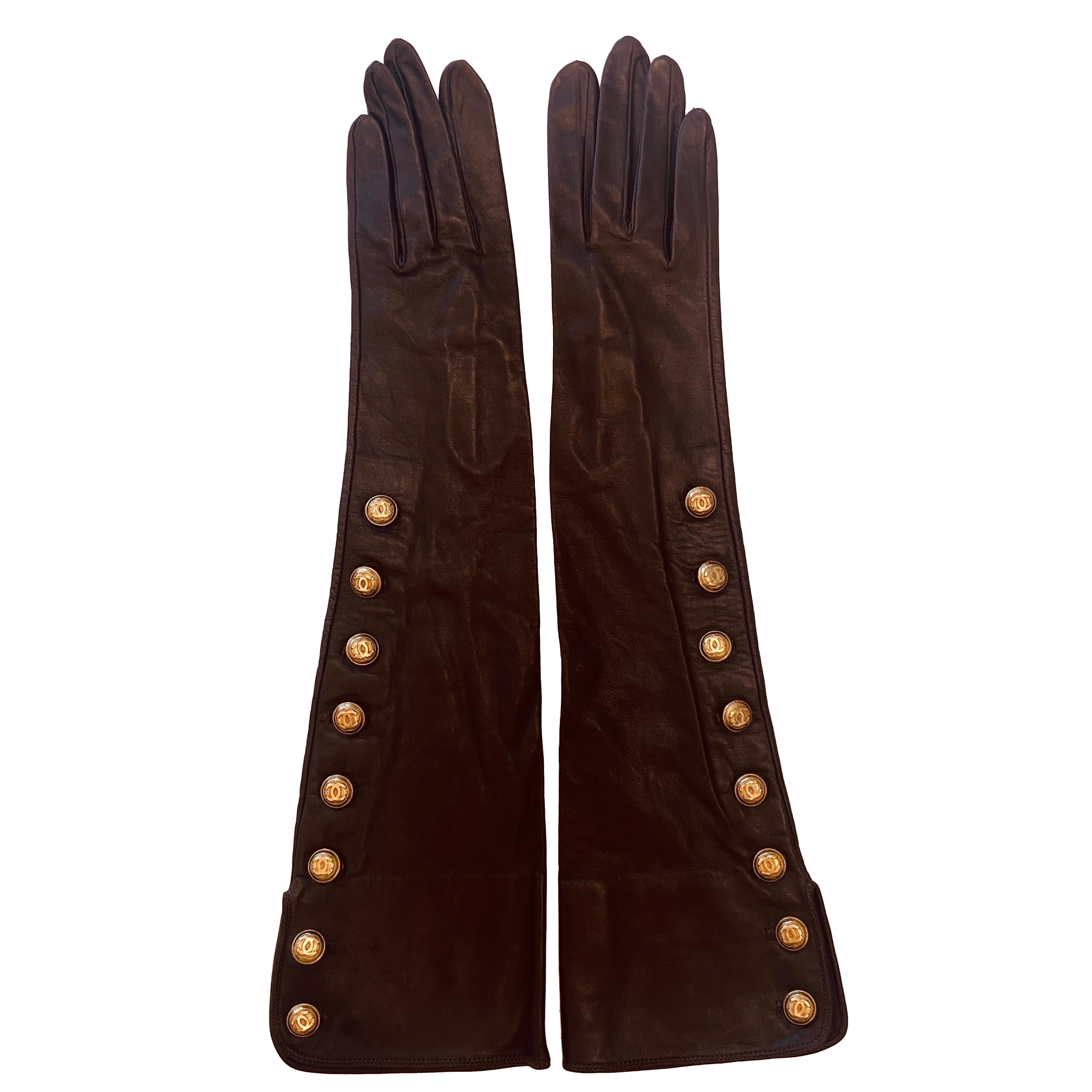 Chanel Buttery Soft Chocolate Brown Lammleder 8 Knopf Ellenbogen Länge Handschuhe 7 im Angebot