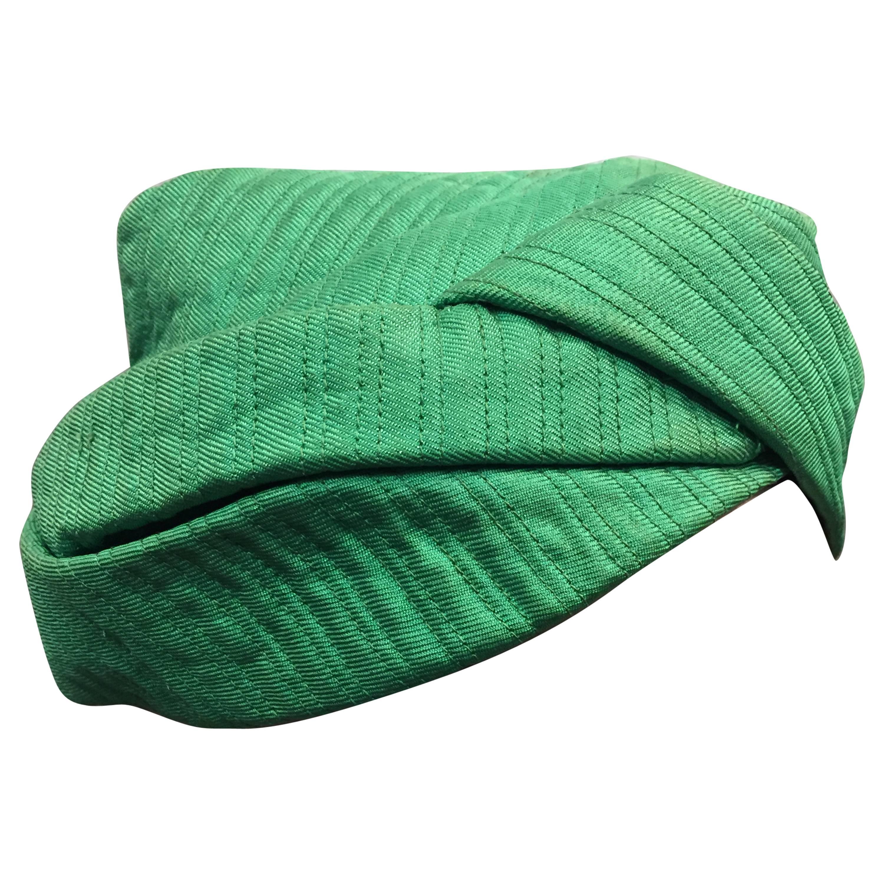 Chapeau turban matelassé vert Mr. John Kelly des années 1960 en vente