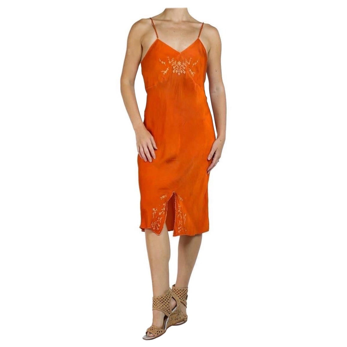 1930S Orange Seidenfärbung Slip Kleid mit gestickter Brust im Angebot