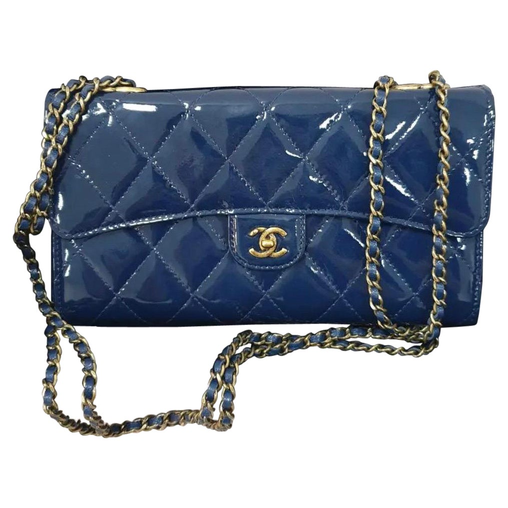Chanel Marineblaue Lack-Brieftasche mit Ösen an Kette 