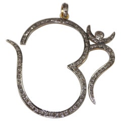 Grand pendentif « ohm om charm » en argent sterling oxydé avec diamants pavés naturels