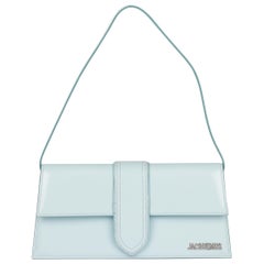 Le Bambino long Jacquemus bleu clair en cuir verni