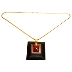 Trifari Mod Cinnabar & Ebony Resin Pendant Necklace c 1970