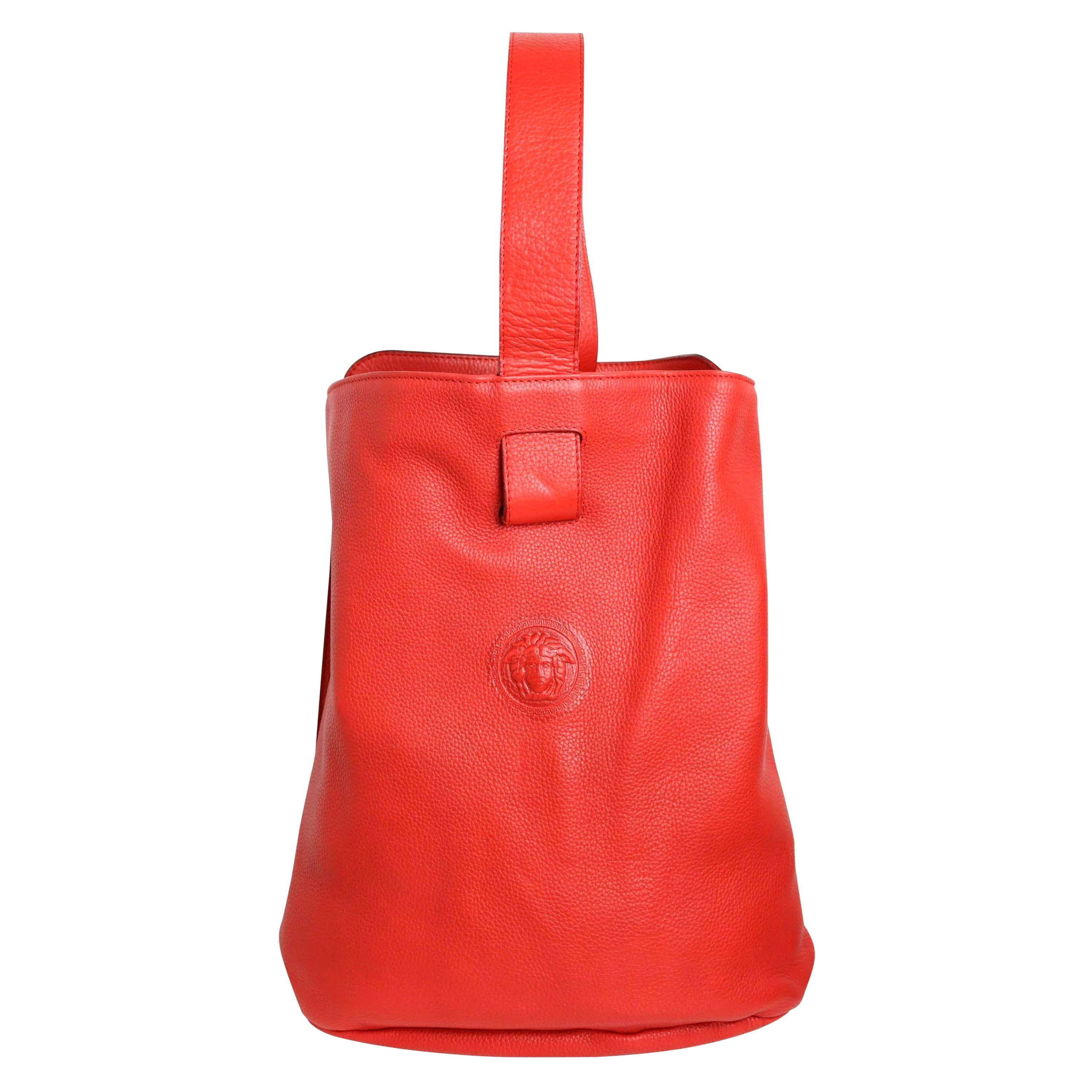 Sac à bandoulière en cuir rouge Gianni Versace Couture des années 90 en vente