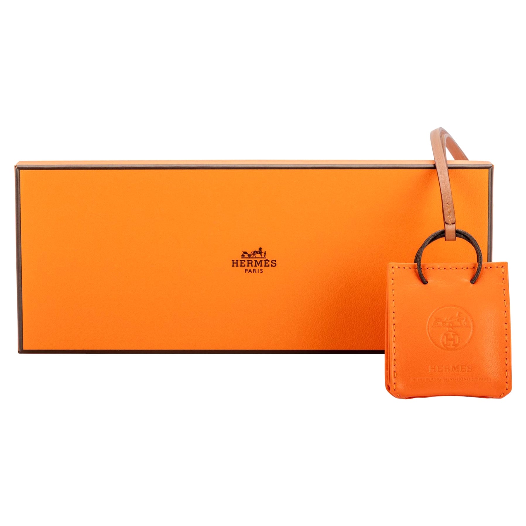 Originalverpackt Hermes Seltener orangefarbener Taschenanhänger im Angebot