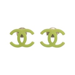 Chanel Grüne CC-Logo-Metall-Ohrstecker 