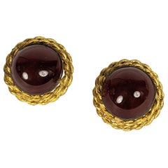 Boucles d'oreilles Chanel en verre coulé rubis, Maison Gripoix