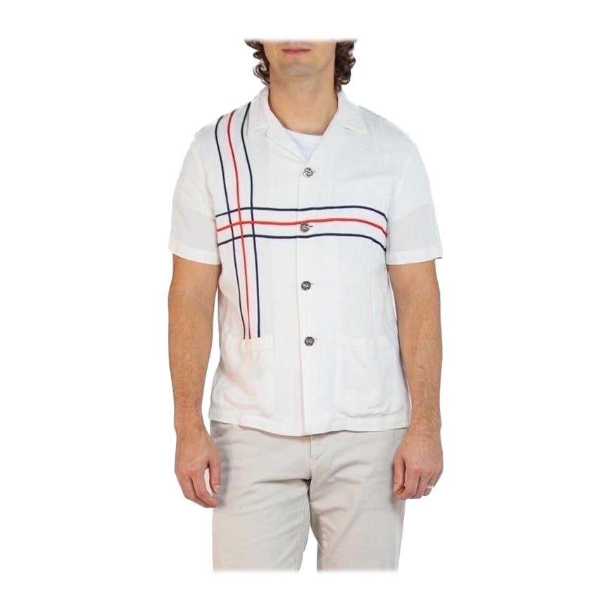 1960er Jahre Weißes Rayon Herrenhemd mit dramatischen Knöpfen und geflochtener Zierleiste im Angebot