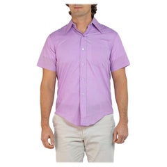 1960S Lilac Poly/Cotton Men's Short Sleeve Button Down Shirt (Chemise boutonnée à manches courtes en poly/coton)