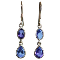 Boucles d'oreilles pendantes asymétriques en fil d'or 14K avec deux pierres en améthyste et tanzanite