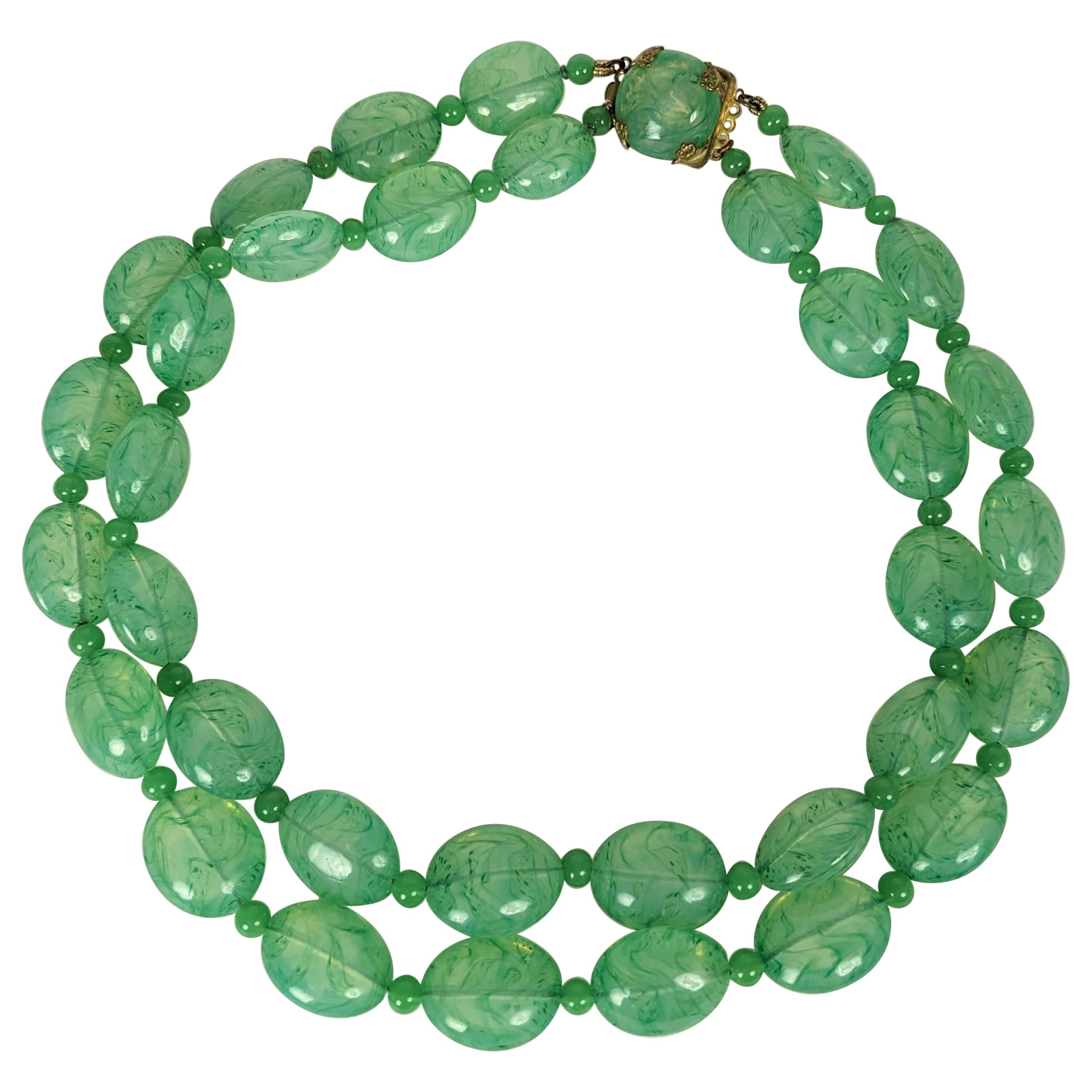 Perles françaises en verre coulé faux jade, Gripoix en vente