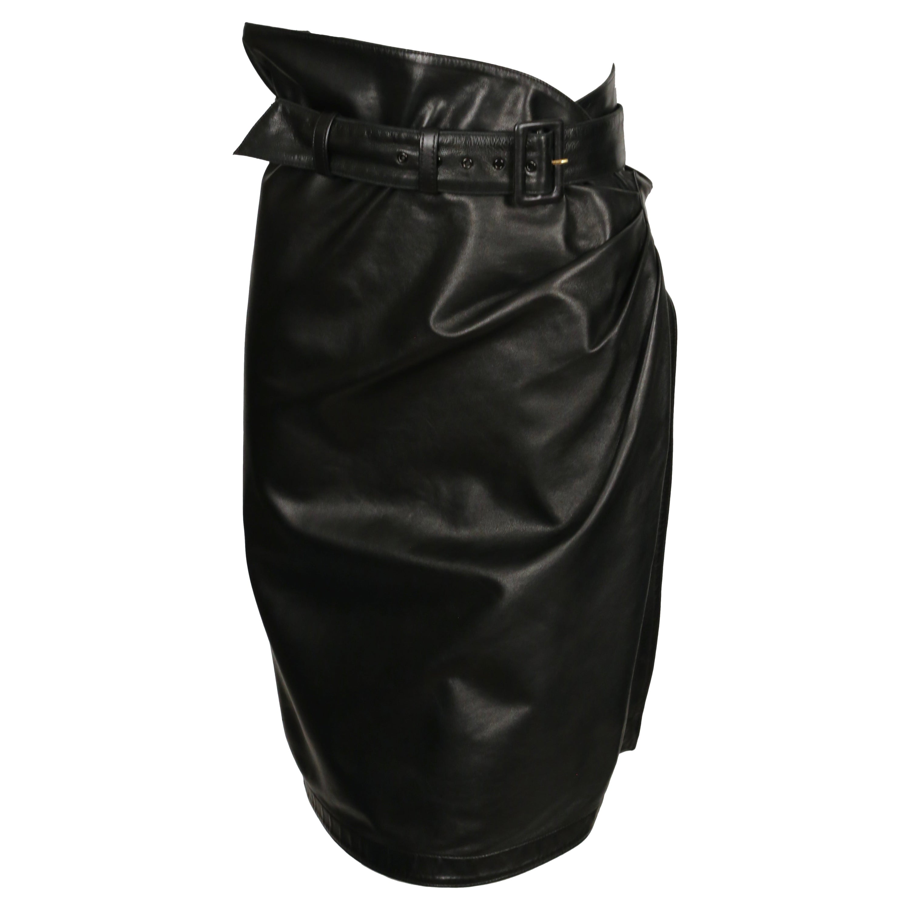 1984 AZZEDINE ALAIA jupe portefeuille en cuir noir avec boucle latérale en vente