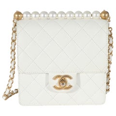 Chanel sac à rabat blanc matelassé perles verticales chics