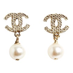 Chanel earrings stud Golden Quilted CC and fancy pearl