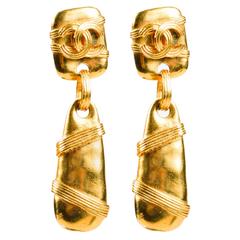 Vintage Chanel 1994 Fall Collection Gold Tone 'CC' Clip On Drop Earrings