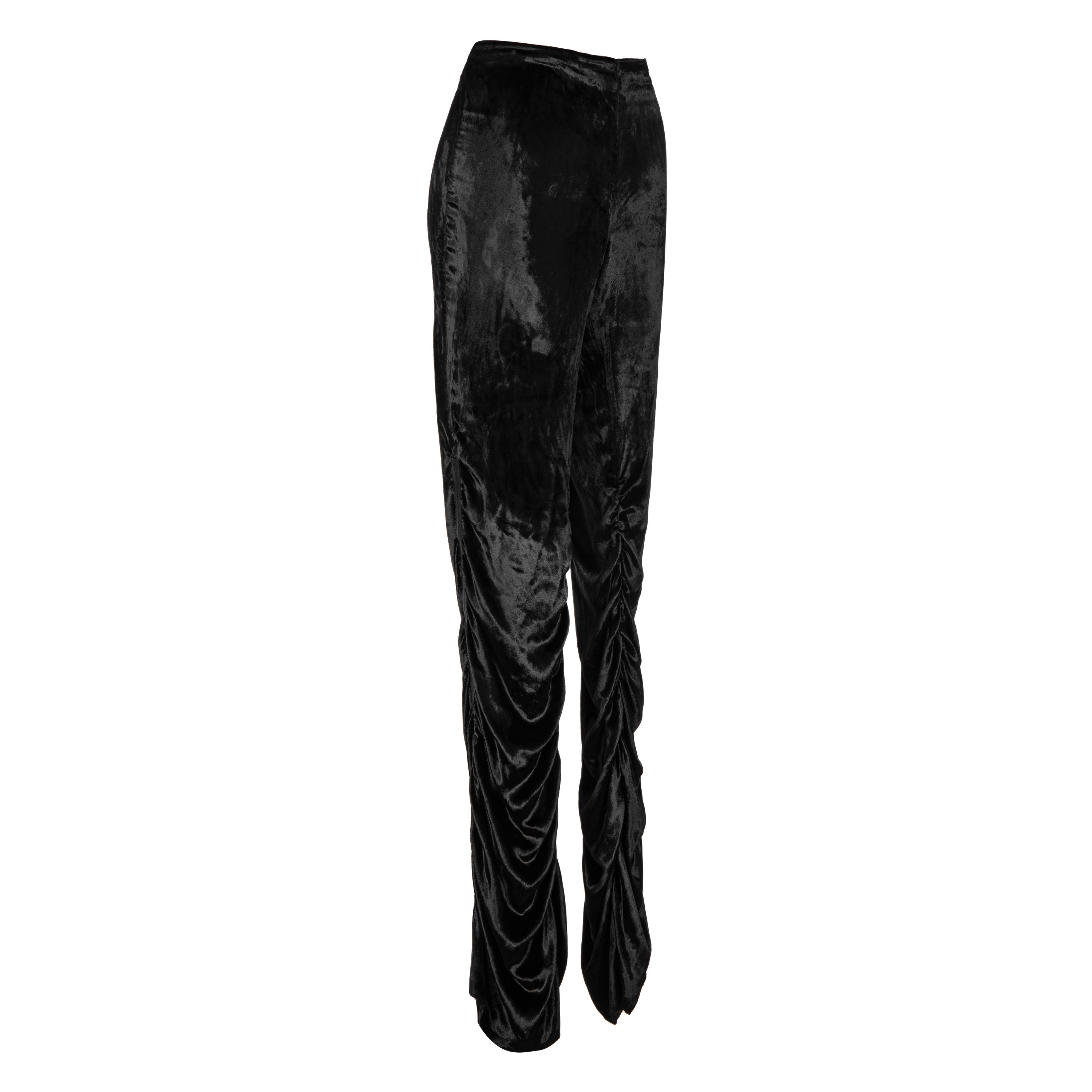 Automne 1999 Gucci Tom Ford Documented Pantalon drapé en velours noir à bandes de cuir en vente