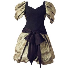 Elizabeth Arden Robe à manches bouffantes en jacquard doré décolleté en coeur des années 80