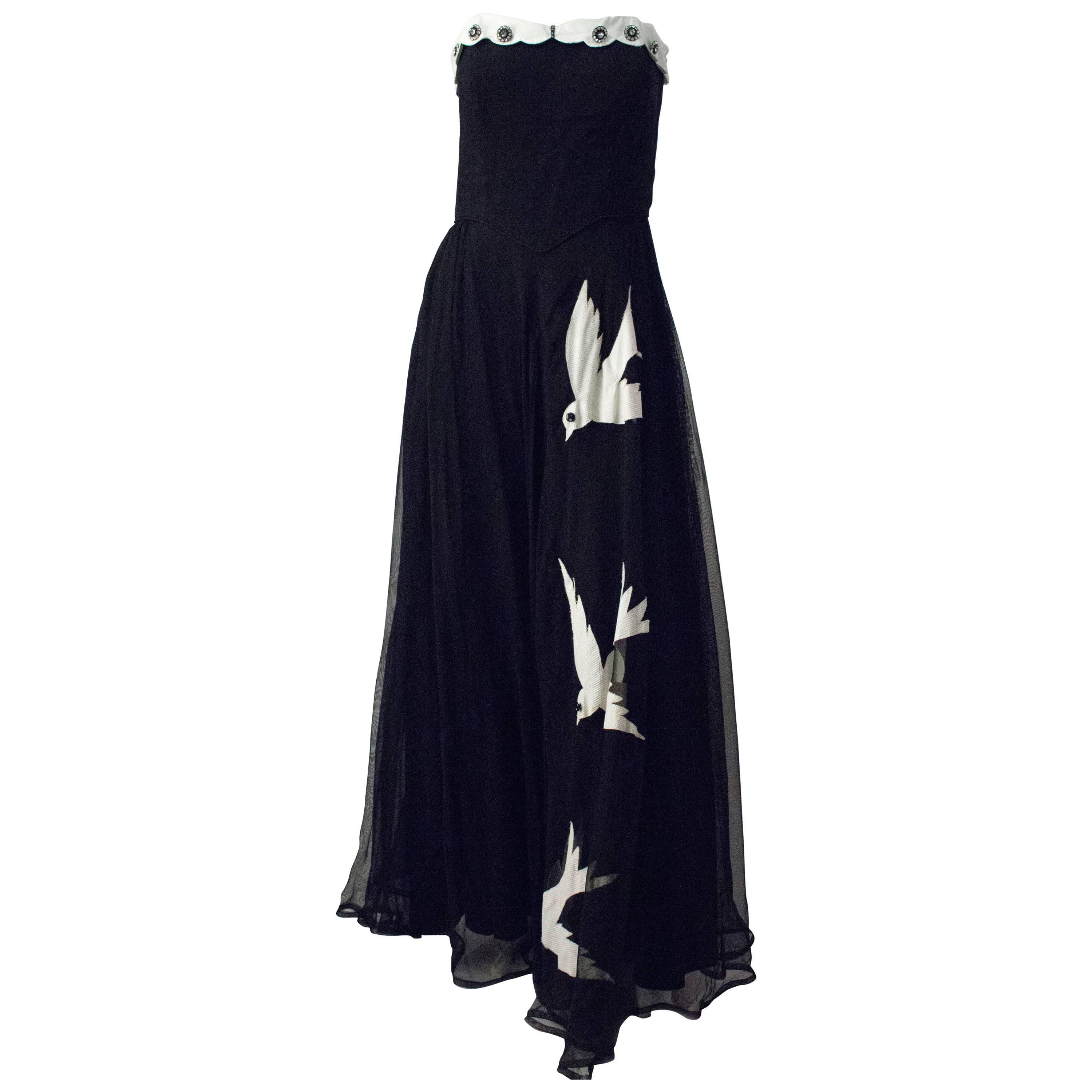 40er Jahre trägerloses schwarzes Chiffon-Kleid mit weißem Vogel im Angebot